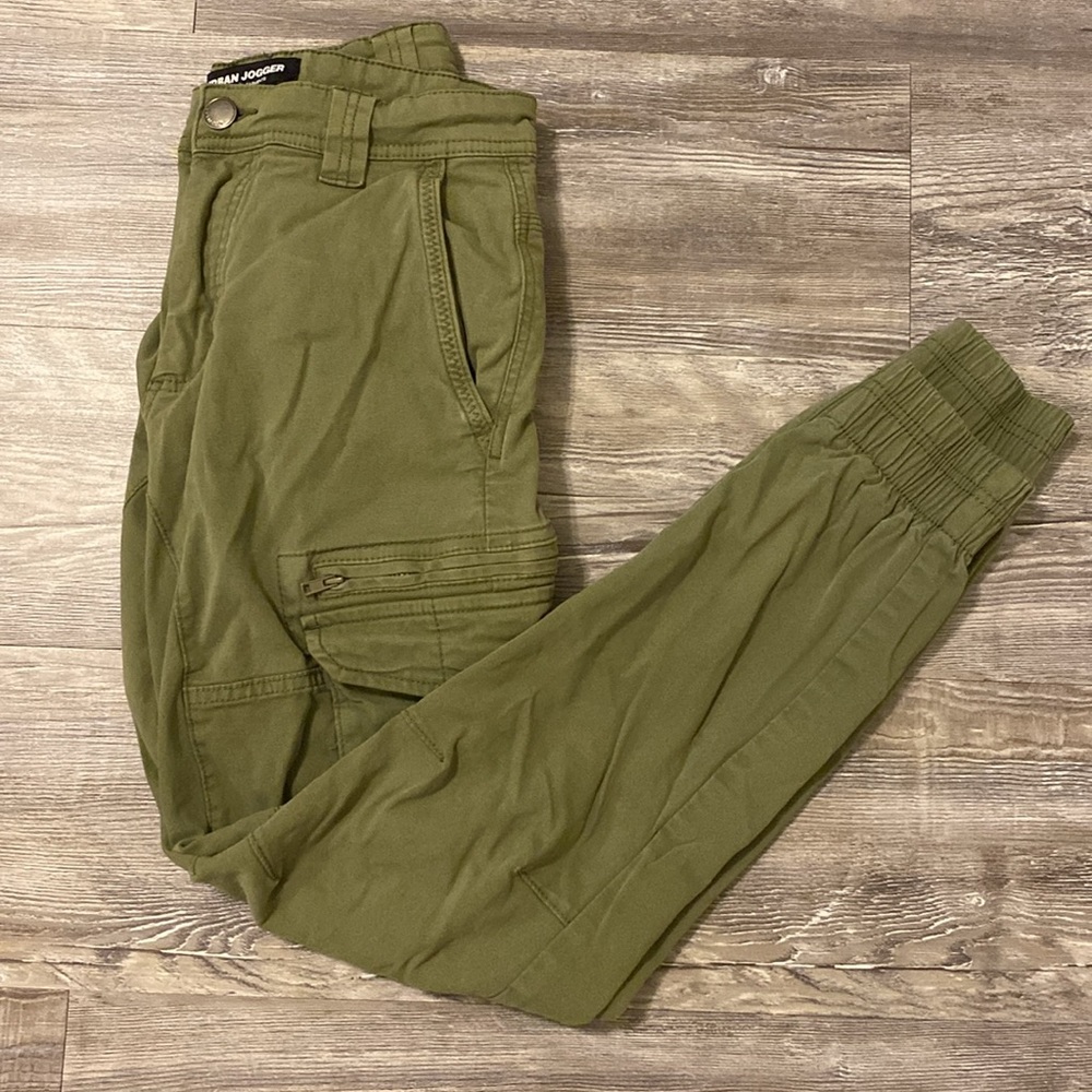 Green cargo jogger pants
